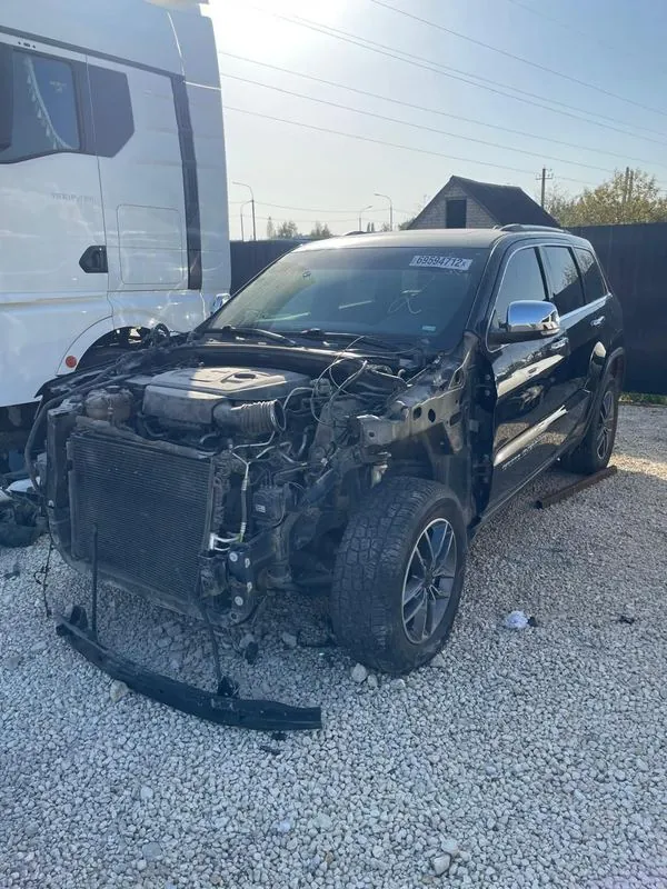 Jeep Grand Cherokee до ремонта — разбита передняя часть