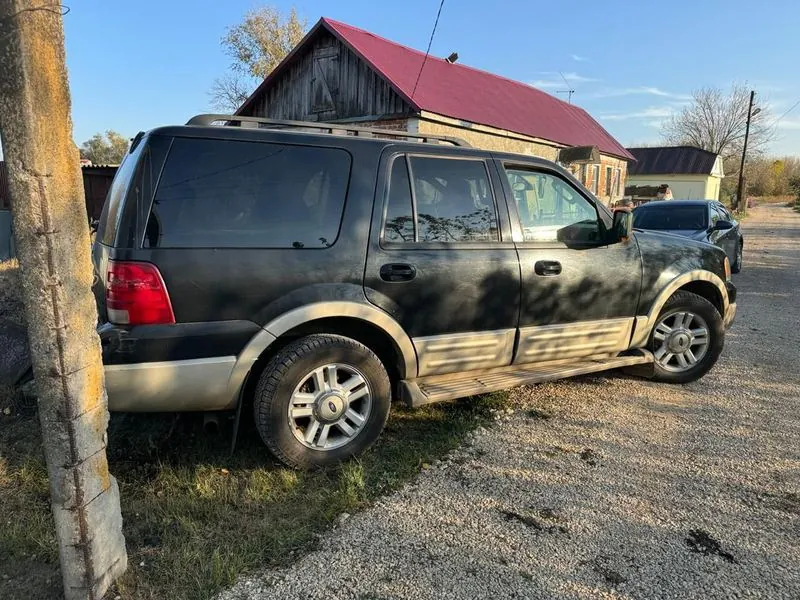 Ford Expedition до ремонта — повреждён кузов